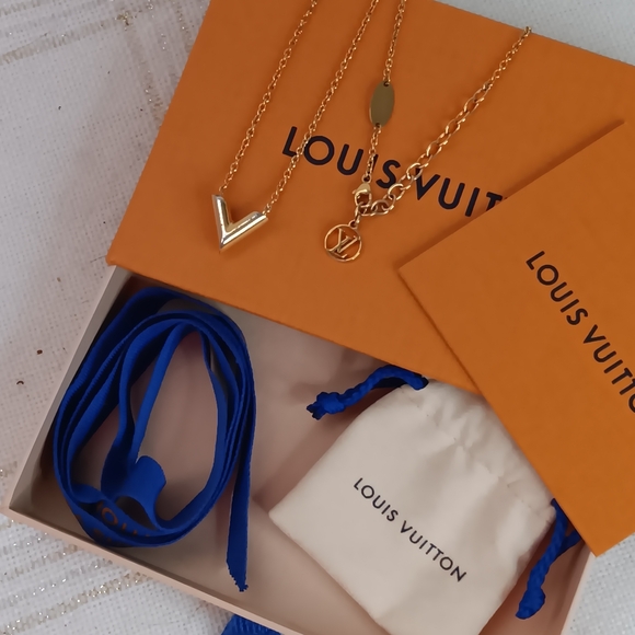 Louis Vuitton ✨️ Essentials V Necklace Gold - Picture 17 of 17
